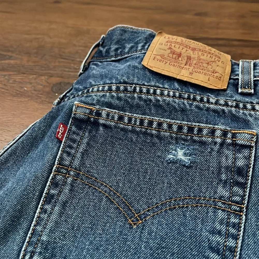 Levi’s Distressed Cutoff Shorts - Picture 5 of 5